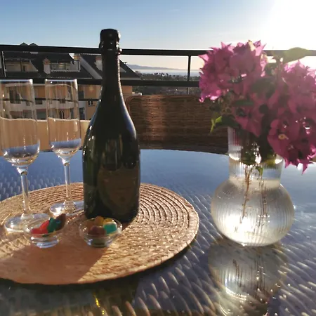 Apartment Walking Distance To Puerto Banus Sea View