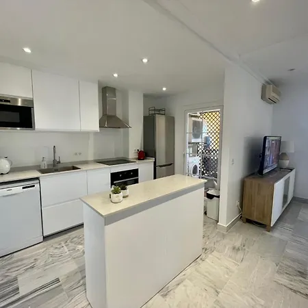 アパート Walking Distance To Puerto Banus Sea View マルベーリャ