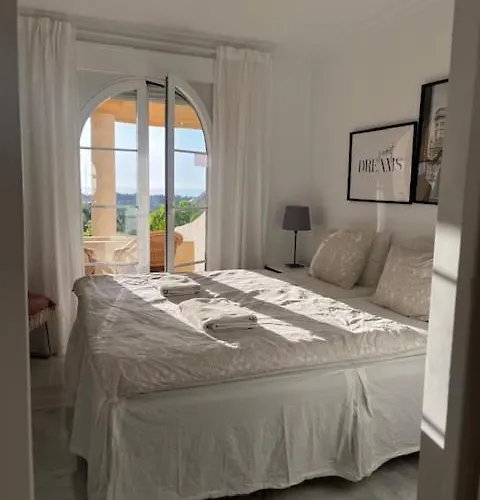 Walking Distance To Puerto Banus Sea View דירה
